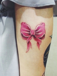 粉红3d蝴蝶结手臂纹身刺青