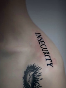 男士肩膀上的简单英文单词纹身刺青