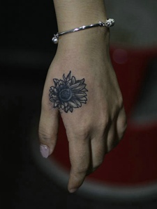 手上一朵个性的太阳花朵纹身图案
