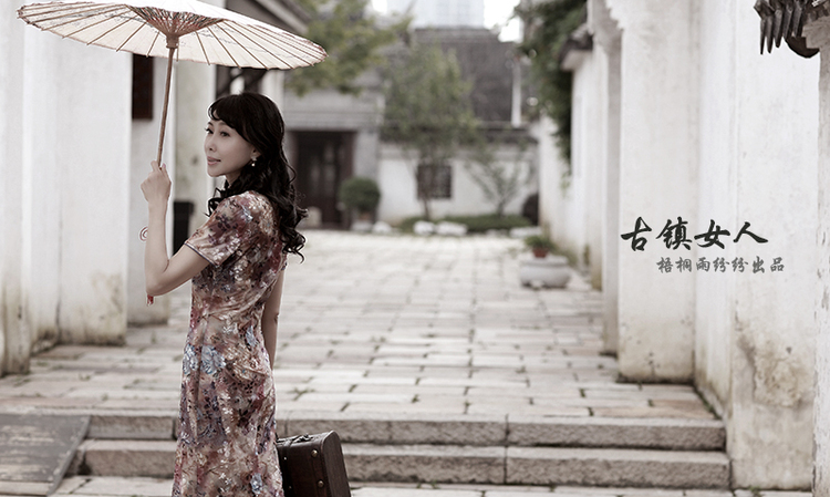 点击大图看下一张：古镇女人