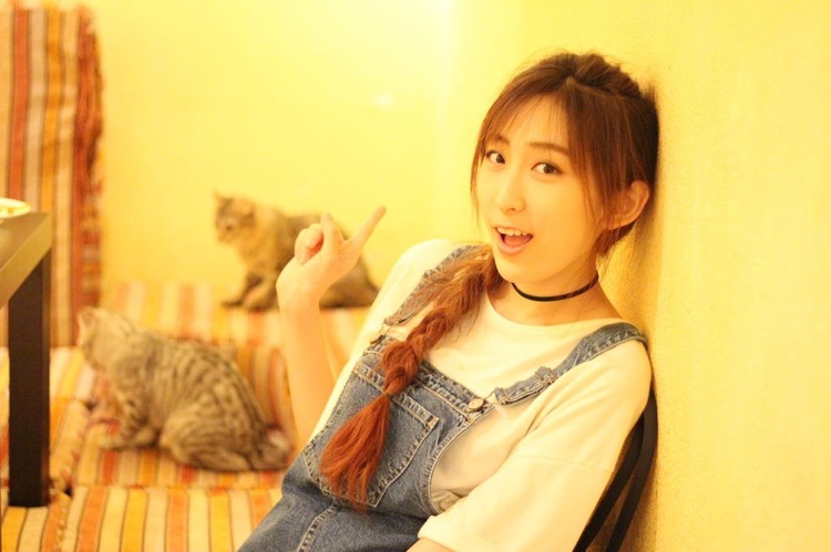 点击大图看下一张：猫猫咖啡馆