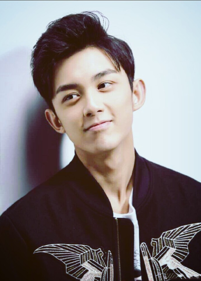 点击大图看下一张:95后小鲜肉帅哥吴磊生活照