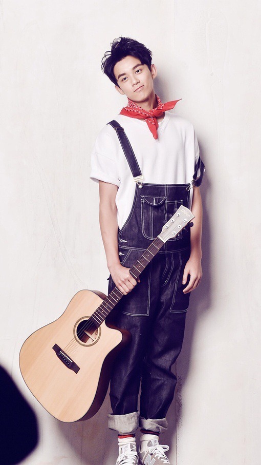 点击大图看下一张:95后小鲜肉帅哥吴磊生活照