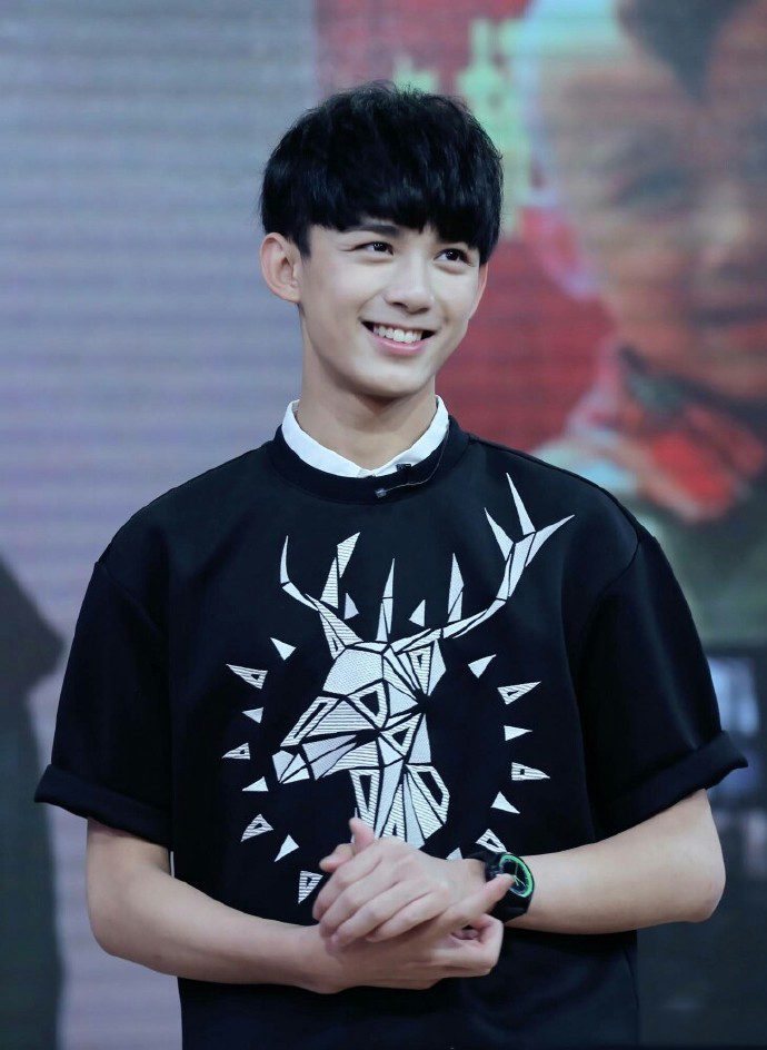 点击大图看下一张：95后小鲜肉帅哥吴磊生活照