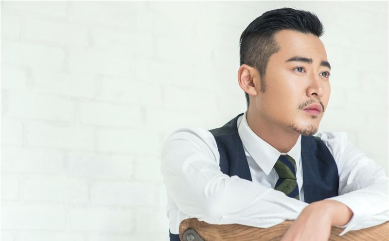 点击大图看下一张:魏巍西装绅士写真 彰显型男质感