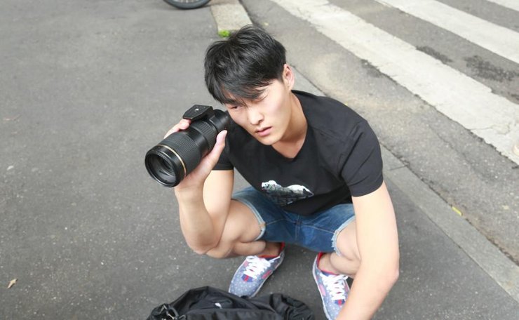 点击大图看下一张：李振艺术涂鸦街拍曝光 眼神凌厉帅气不羁