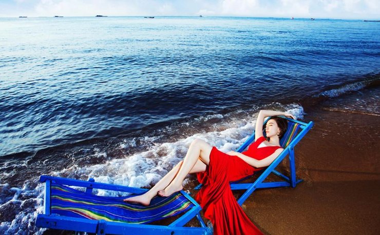 点击大图看下一张：吕佳容曝海滩写真 知性淡雅好身材吸睛