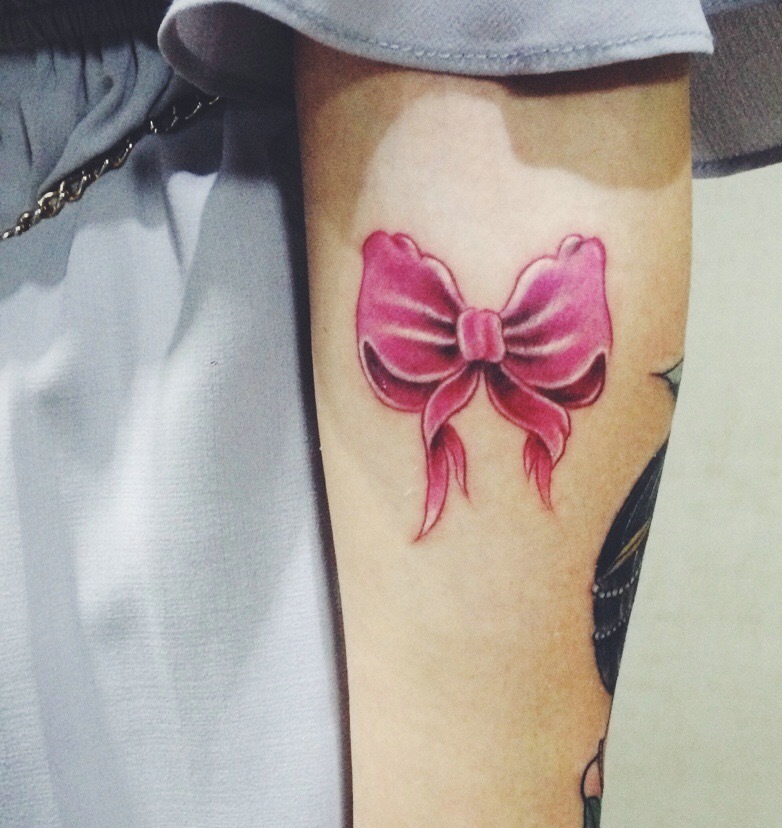 点击大图看下一张：粉红3d蝴蝶结手臂纹身刺青