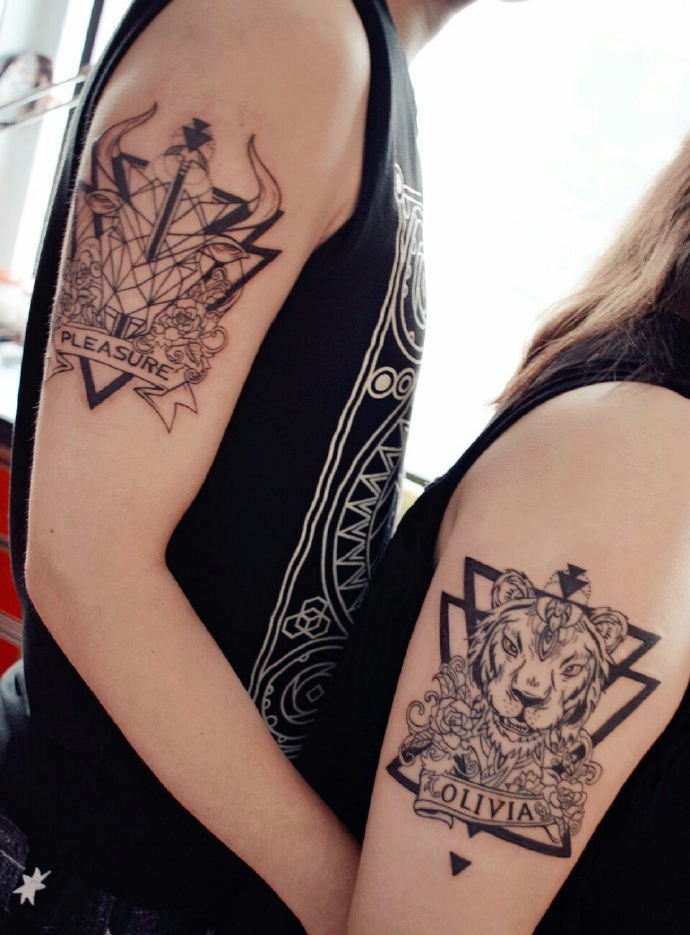 点击大图看下一张：手臂几何与动物结合的情侣纹身刺青