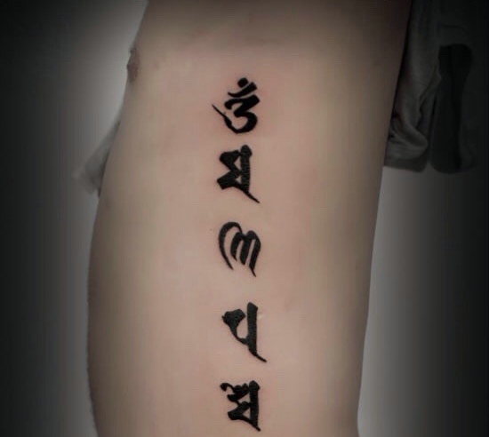 点击大图看下一张：侧腰部简单单一的梵文纹身刺青