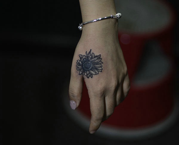 点击大图看下一张：手上一朵个性的太阳花朵纹身图案