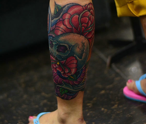 点击大图看下一张：花朵与骷髅结合的彩色腿部纹身图案