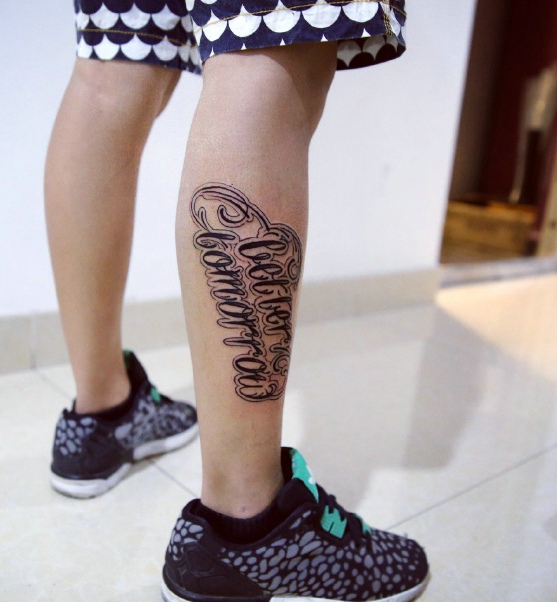 点击大图看下一张：腿部花体英文纹身刺青时尚有个性