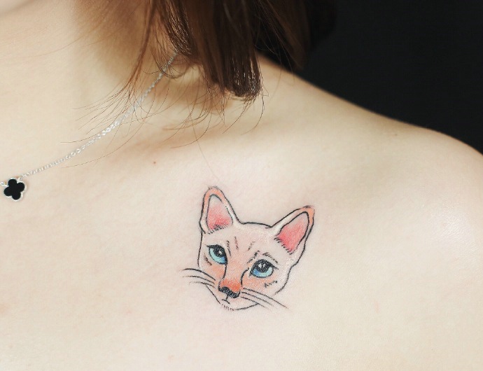 点击大图看下一张：锁骨下的一只傲骄的暹罗猫纹身刺青