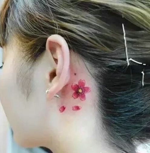 点击大图看下一张：女生耳朵后面的小樱花纹身图案