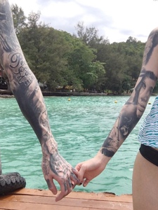 度假中的情侣手臂纹身刺青羙的不要不要的