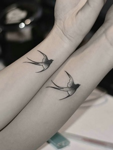 手腕小燕子情侣纹身图案十分有趣