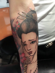 一枚精致漂亮的手臂花妓纹身图案