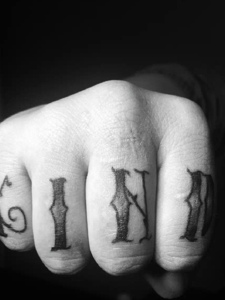 五个手指都有着英文单词纹身刺青