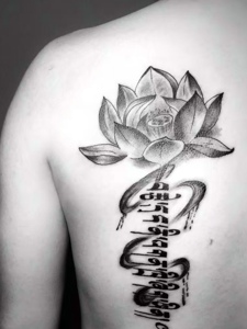 莲花与梵文一起的后背纹身图案