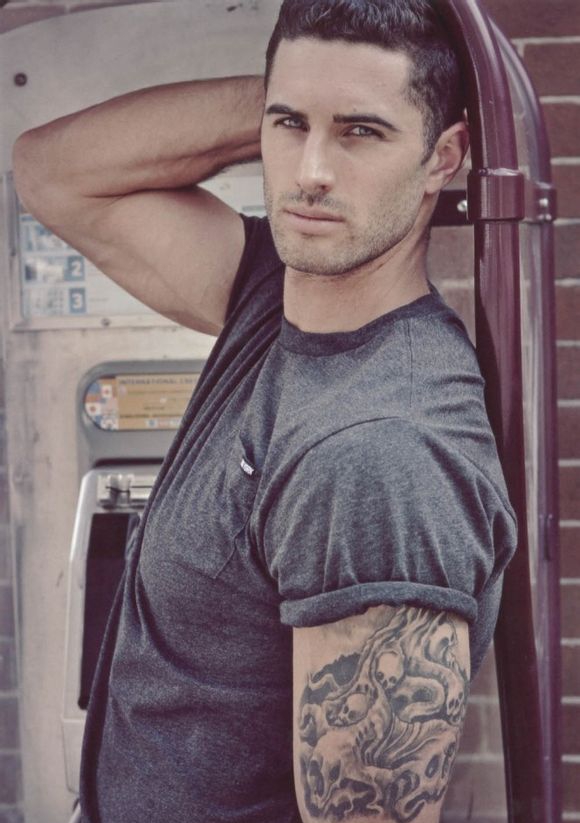 点击大图看下一张:欧美健美肌肉男模时尚生活照