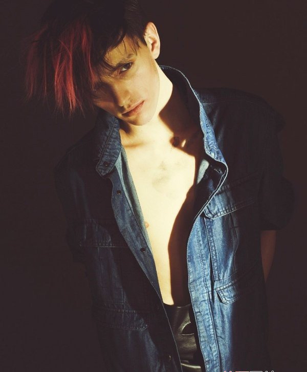 点击大图看下一张：时尚个性的欧美帅哥图片