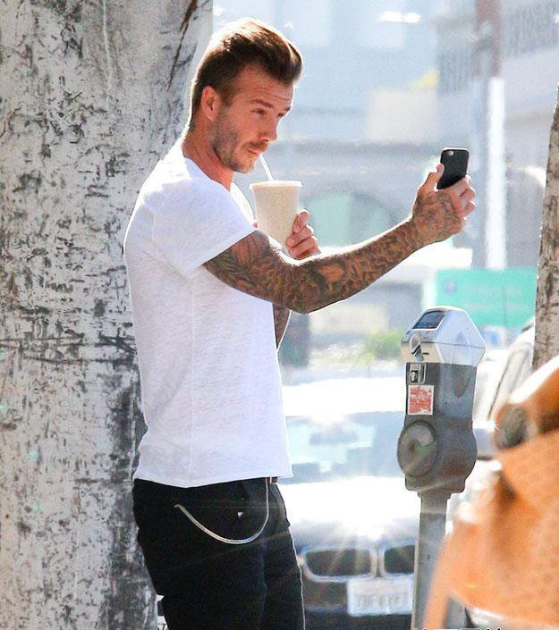 点击大图看下一张：小贝生活照自拍 街边拿手机卖萌自拍