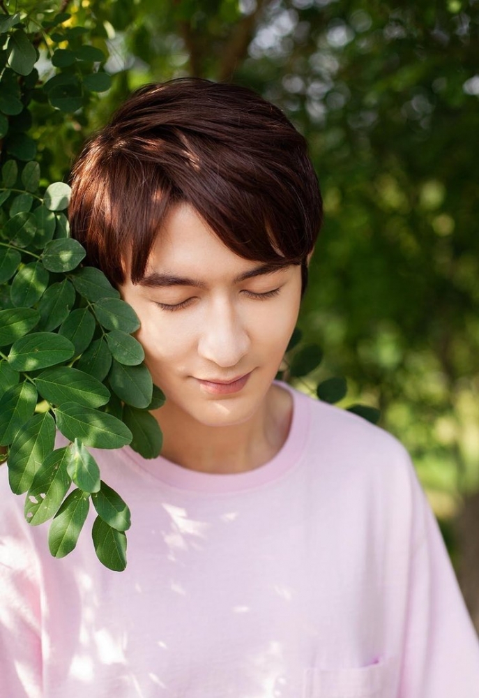 点击大图看下一张：冲破次元!米热新写真宛若漫画美少年