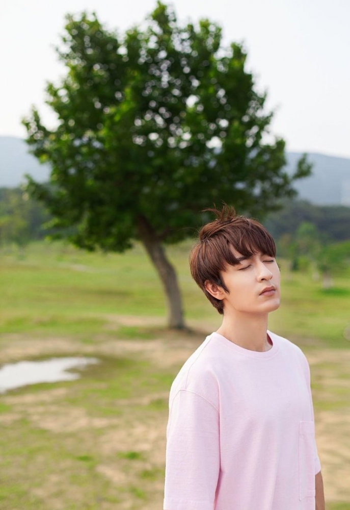 点击大图看下一张：冲破次元!米热新写真宛若漫画美少年