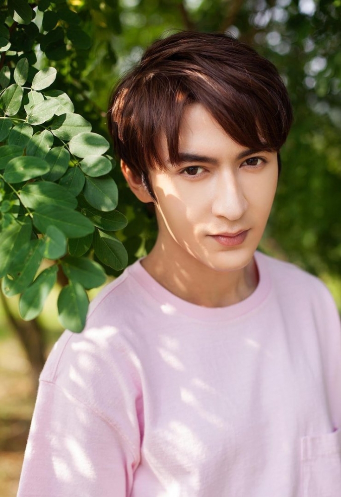 点击大图看下一张：冲破次元!米热新写真宛若漫画美少年