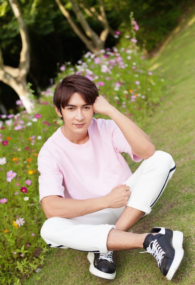 点击大图看下一张：冲破次元!米热新写真宛若漫画美少年