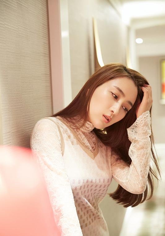 点击大图看下一张：马苏曝新写真 眼波如水妩媚动人