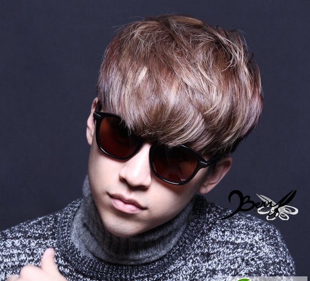 点击大图看下一张:仿权志龙染发设计 男生亚麻色挑染发型图片