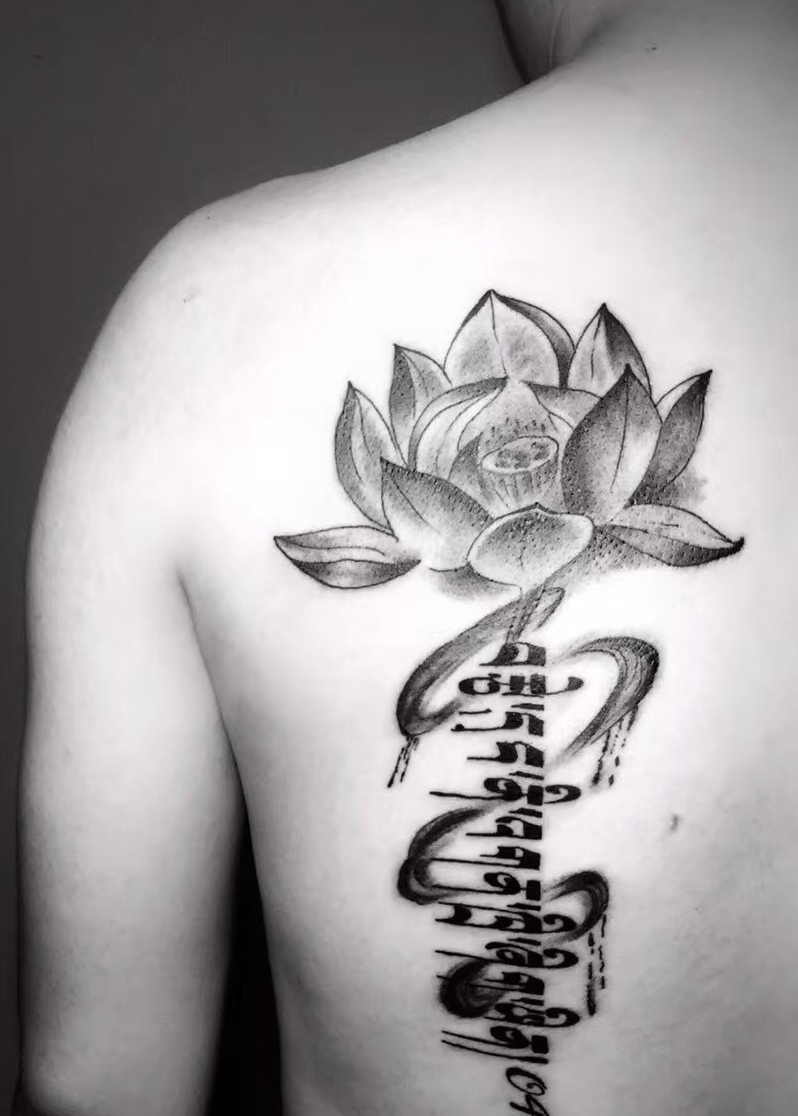 点击大图看下一张：莲花与梵文一起的后背纹身图案