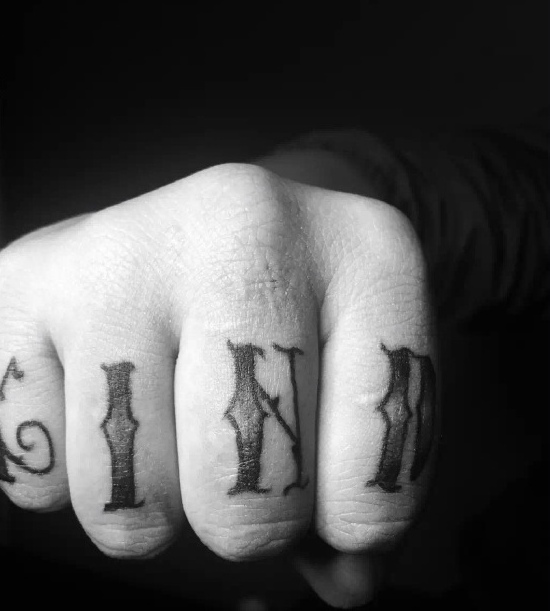 点击大图看下一张：五个手指都有着英文单词纹身刺青