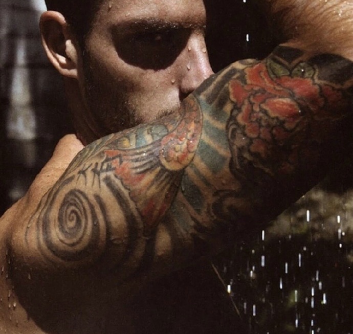 点击大图看下一张：一组超级帅气的男明星手臂纹身图案
