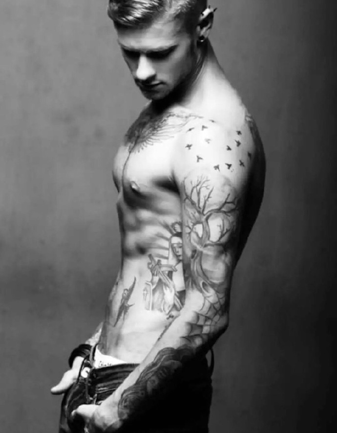点击大图看下一张：一组超级帅气的男明星手臂纹身图案