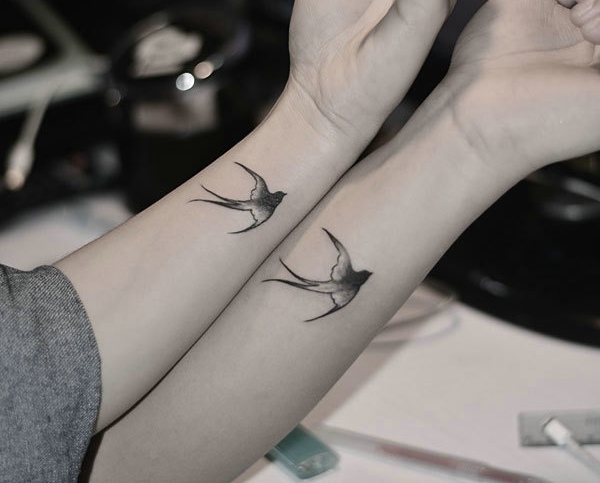 点击大图看下一张：手腕小燕子情侣纹身图案十分有趣
