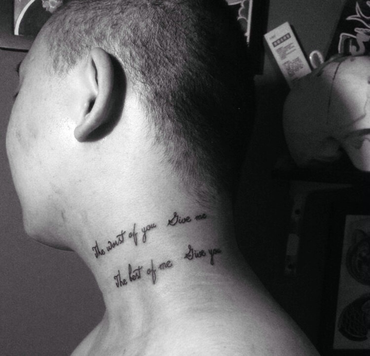 点击大图看下一张：男士脖子处的个性英文纹身刺青