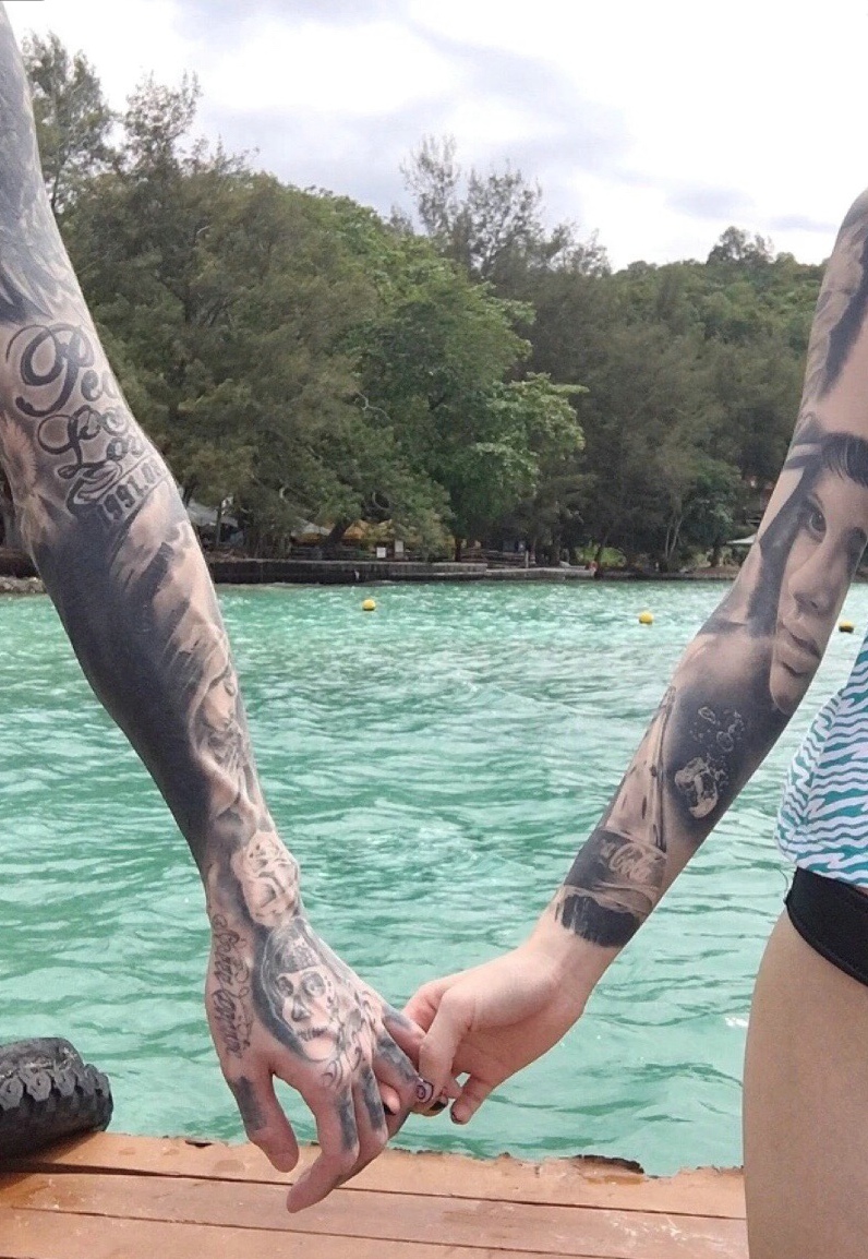 点击大图看下一张：度假中的情侣手臂纹身刺青羙的不要不要的