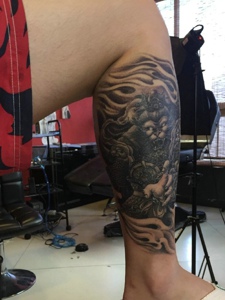 包小腿性格倔强的美猴王纹身刺青