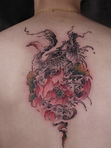 脊椎部上方的莲花与鲤鱼结合的纹身图案