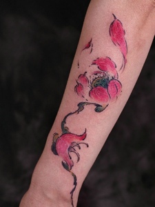 精美时尚的手臂莲花纹身刺青