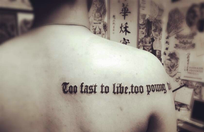 点击大图看下一张：憨厚男士后背简单的英文单词纹身刺青