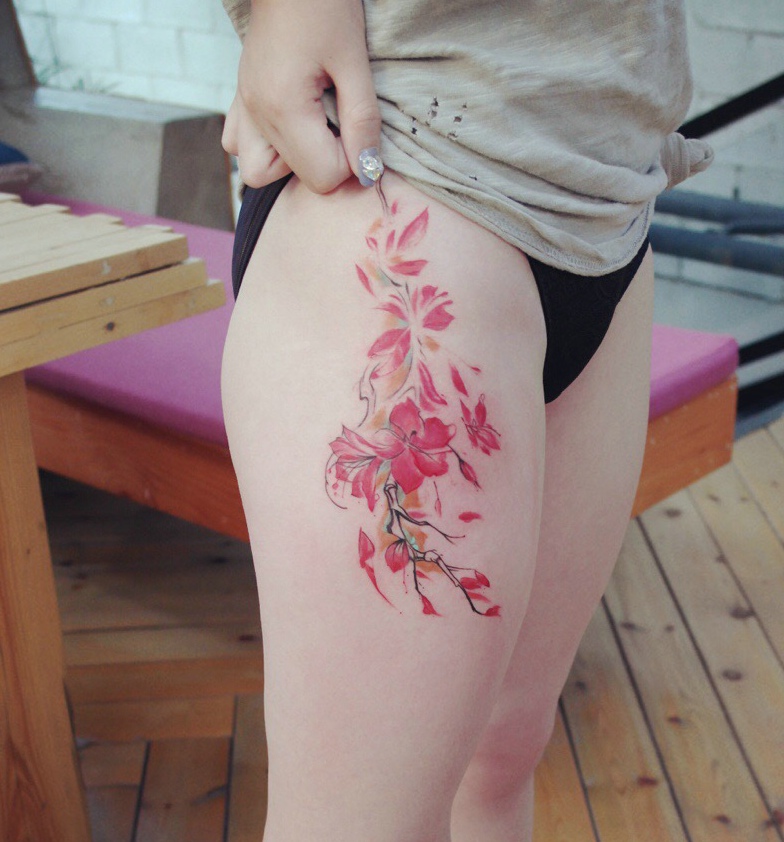 点击大图看下一张：晳白的大腿配上梅花纹身刺青完美无瑕