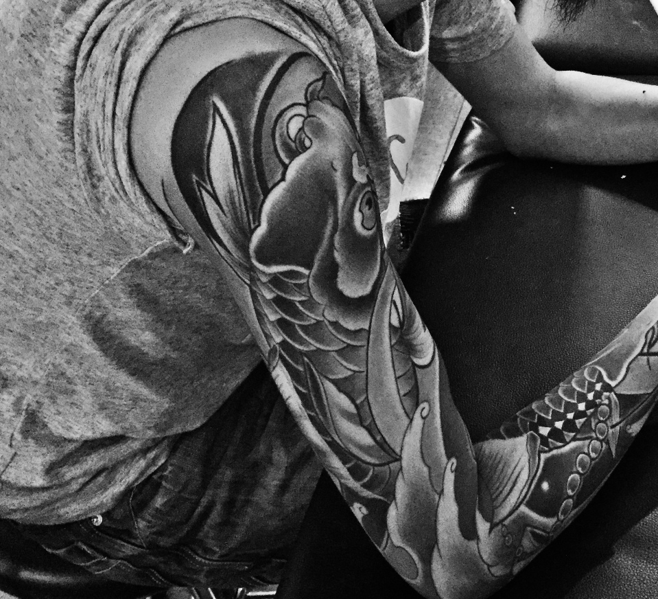 点击大图看下一张：吊炸天的花臂黑灰打鲤鱼纹身图案