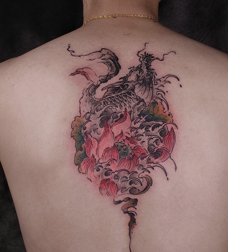 点击大图看下一张：脊椎部上方的莲花与鲤鱼结合的纹身图案