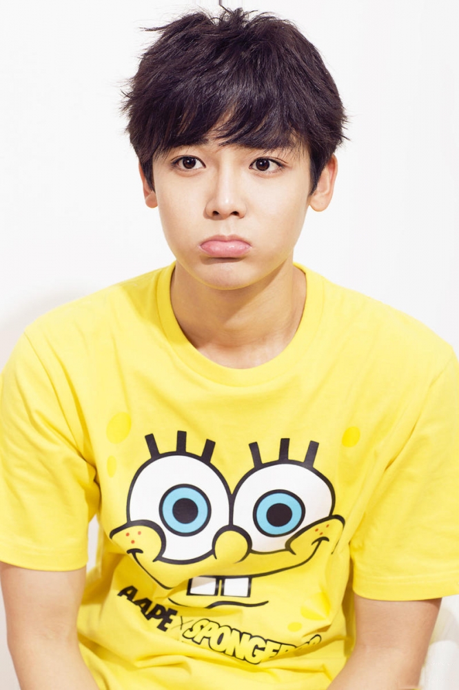 点击大图看下一张:侯明昊时尚写真 俊朗少年嘟嘴卖萌展青春活力