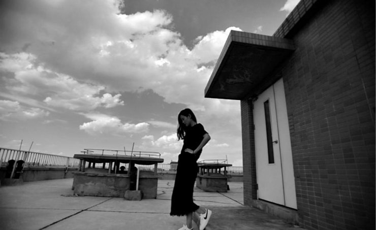 点击大图看下一张:刘滢黑白写真率性飘逸 文艺格调尽显