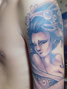 一目了然的手臂传统花妓纹身图案